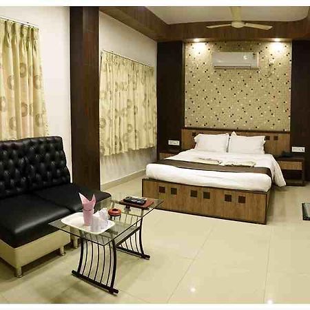 Continental Lodge Ingraj Bazar Buitenkant foto